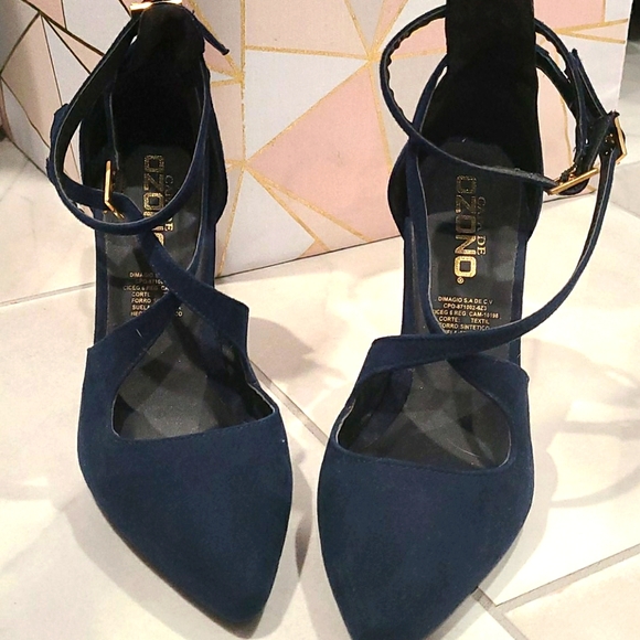 Blue pointy toe heel